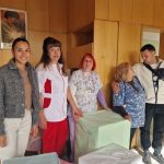 Семейство дари вещи за новородени в болницата в Смолян