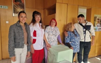 Семейство дари вещи за новородени в болницата в Смолян
