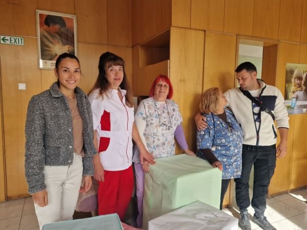 Семейство дари вещи за новородени в болницата в Смолян
