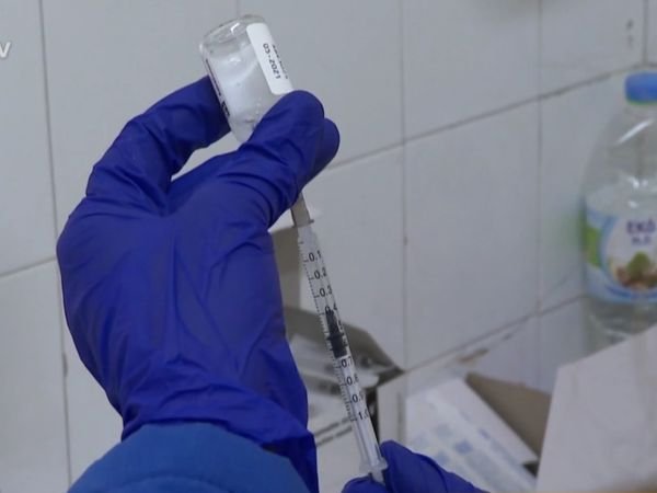 Недостигът на противогрипни ваксини кара хора да пътуват до Гърция