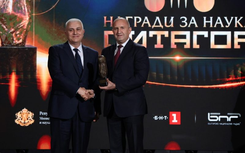 Проф. Ивайло Търнев получи Голямата награда „Питагор“